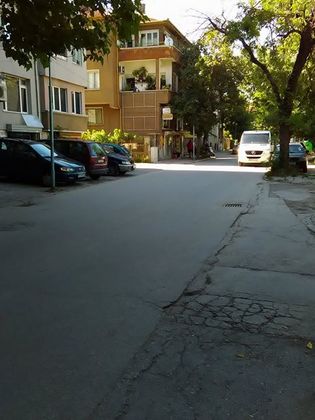 Гаражи станаха складове, избутаха колите на тротоара