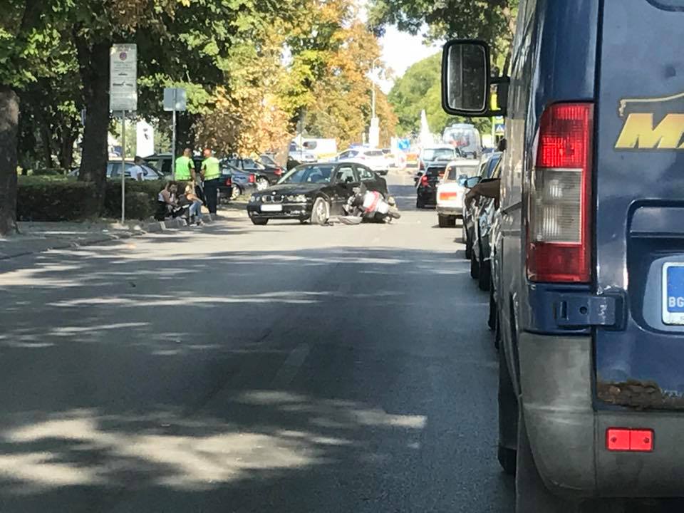 КАКВО СТАВА? Още една катастрофа със скутер в Пловдив този следобед! (СНИМКА)