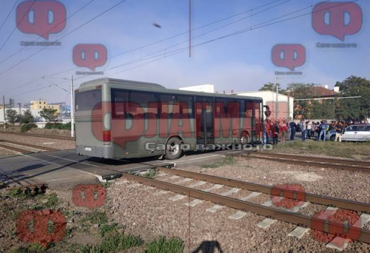 Напрежението ескалира! Служебен автобус на Винпром Карнобат блокира жп линията Бургас-София (СНИМКИ)