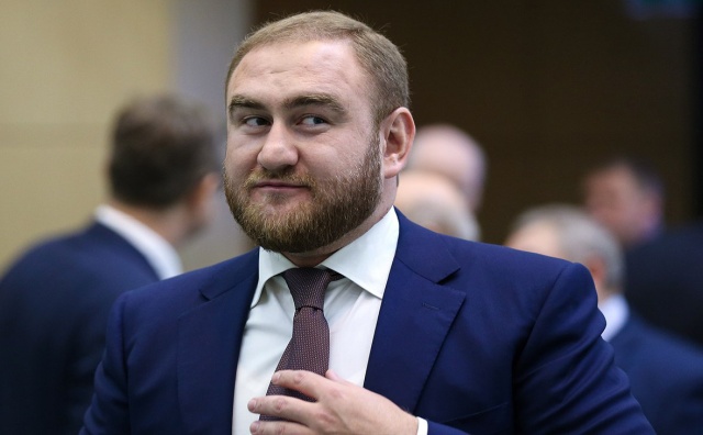 ТАСС: Арестуваха руски сенатор в заседателната зала по обвинение за убийство и участие в престъпна група