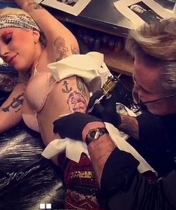 Лейди Гага си татуира огромен Дейвид Бауи