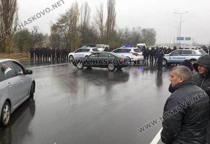 Полицейски кордон спря протестното автошествие от Хасково към Димитровград