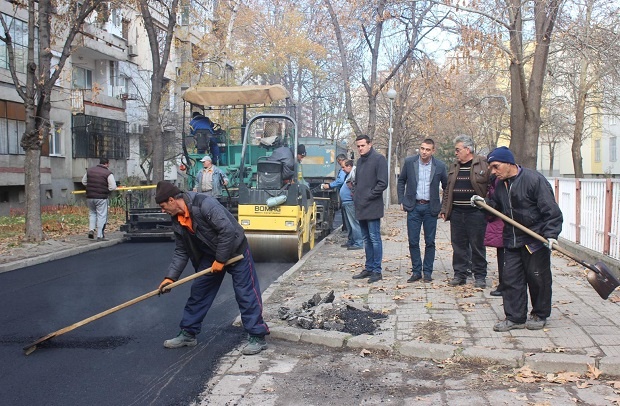 Започна асфалтирането на улица в район 