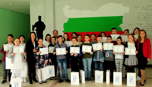 Добрич: Кметът на Община Каварна Нина Ставрева връчи грамоти на ученици от СУ „Стефан Караджа“