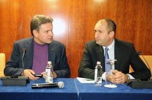 Румен Радев в обувките на Герги Първанов в изпълнение на неговите номера