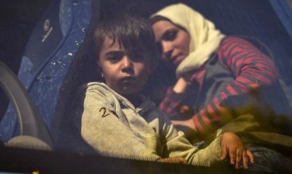 31 бежанци спасени от претъпкан бус в Чехия