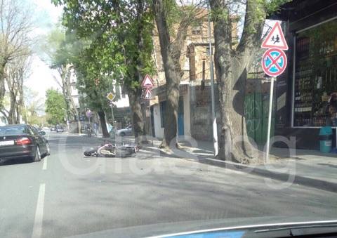 Моторист помете пешеходец в центъра на Пловдив, има линейка на мястото (Обновена)