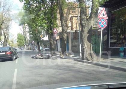 Моторист помете пешеходец в центъра на Пловдив, има линейка на мястото (Обновена)