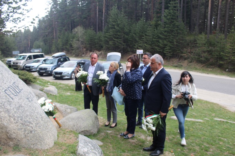 Европейски избори 2019: Водачът на листата на БСП Елена Йончева и лидерът на партията Корнелия Нинова се преклониха пред паметника на Гоце Делчев край село Попови ливади