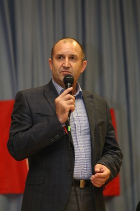 Ген. Румен Радев: Когато няма собствена политика, решенията се налагат отвън