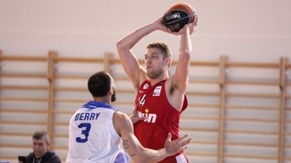 Везенков и Олимпиакос с изненадваща загуба