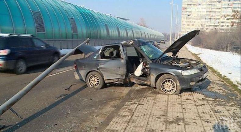 Тежка катастрофа в София, режат ламарини, за да извадят ранена жена