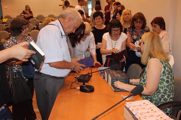 Добрич: Хитовата писателка Мария Лалева представи книгата „Живот в скалите“ в Каварна