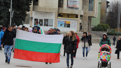 Малоброен протест в Панагюрище, утре се очаква масово автошествие