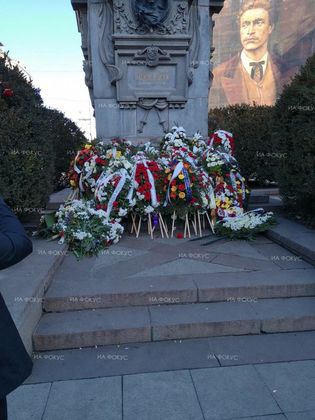 Част от венците от поклонението на Красимир Узунов бяха поднесени пред паметника на Васил Левски в столицата