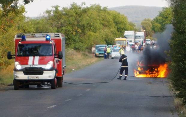 Извънредно! Фолксваген се заби в БМВ край Пловдив и изгоря като факла! Затвориха пътя