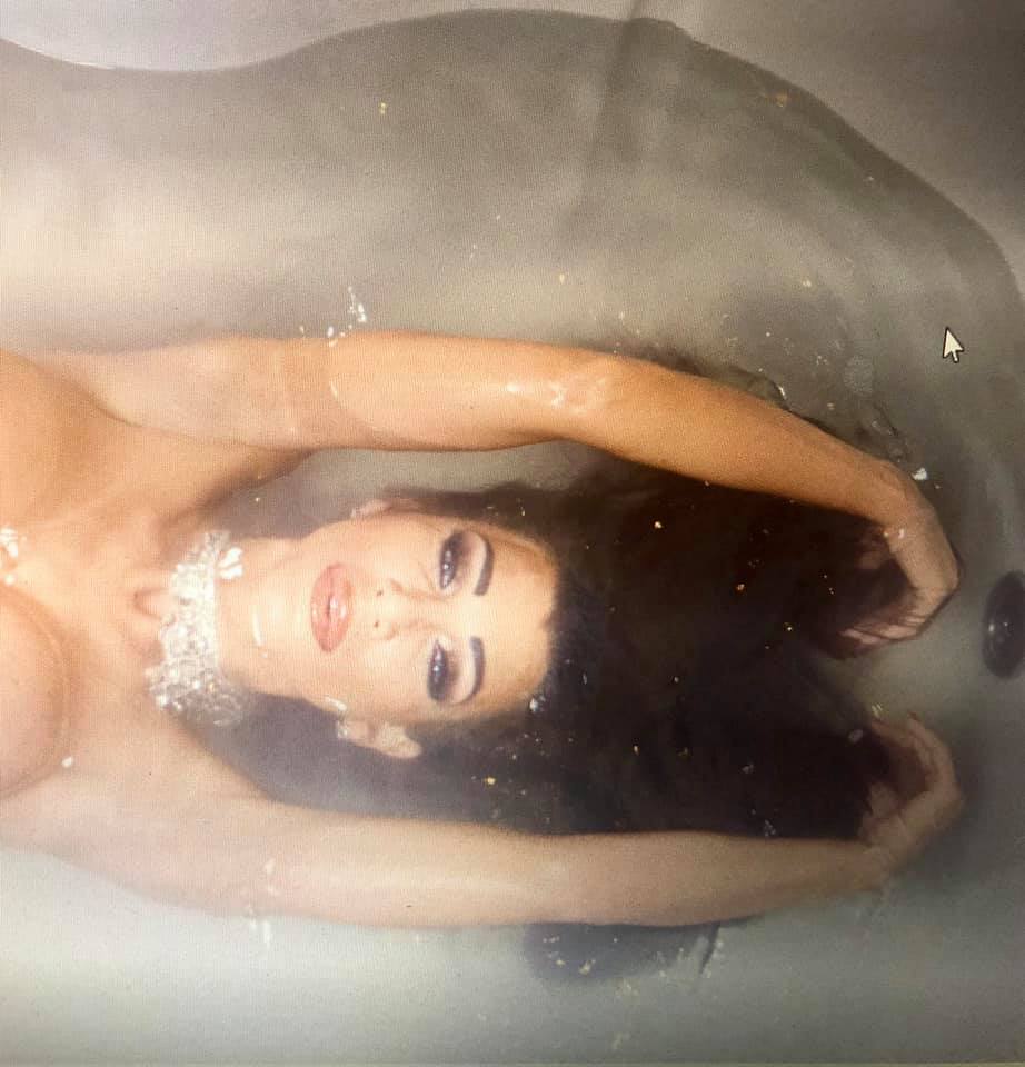 Катрин Вачева с гола фотосесия от... банята (СНИМКИ 18+)
