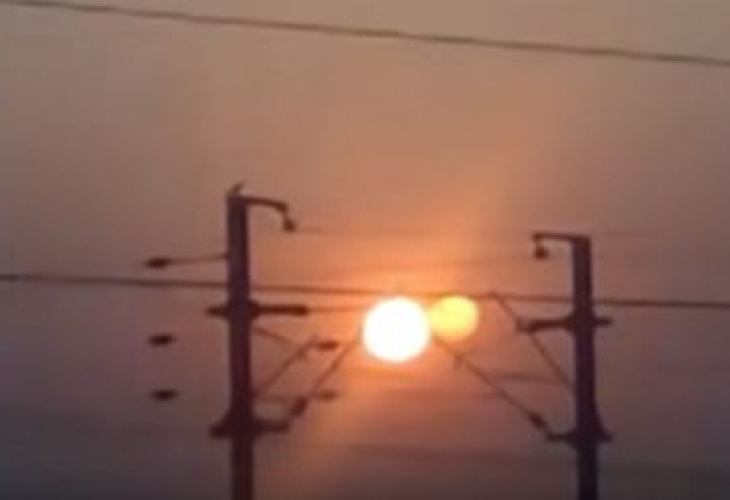 Чудо невиждано в небето над Индия! Мъж извади телефона си и снима изгрева, но улови нещо неочаквано (ВИДЕО)