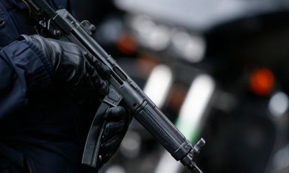 Двама убити при стрелба в бар в германския град Траунройт