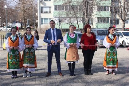 Пловдив: Кметът на район „Западен“ Димитър Колев отново се включи в изработването на най-дългата мартеница