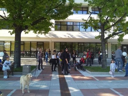 Благоевград: С бели балони родители от града се събраха на протест срещу Националната стратегия за детето
