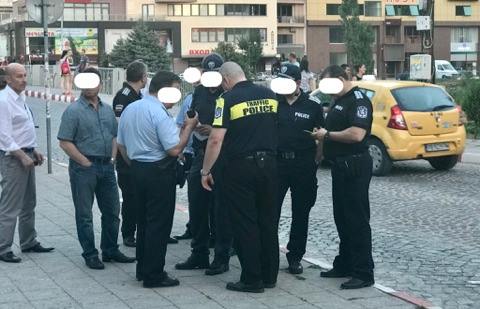 Полицай към протестиращ: Къде сте тръгнали 200 човека да влизате в махала с 9000 въоръжени цигани? (СНИМКИ)