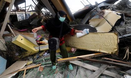Трима души загинаха при силен трус в Индонезия