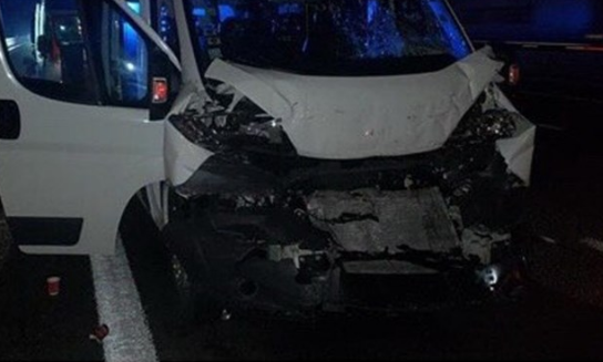 Пиян шофьор на бус блъсна две возила на улица в Пловдив и избяга, ограда го спря в другата пресечка