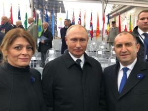 Путин стърчи над Румен Радев и в буквалния смисъл