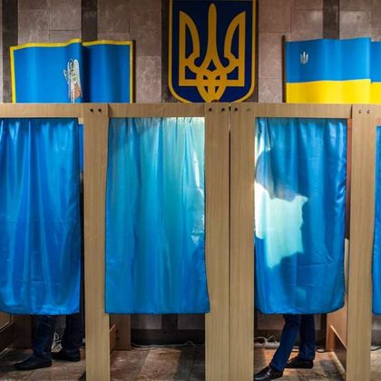 УНИАН: Украинците гласуват на втори тур на президентските избори