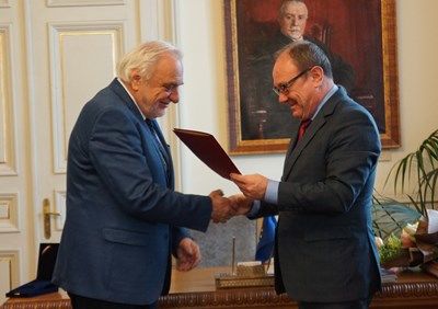 Акад. Пламен Карталов удостоен с почетен знак на БАН