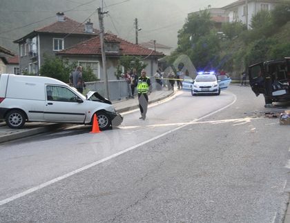 23-годишен загина при катастрофа между пловдивски микробус и пикап в Смолянско (СНИМКИ)