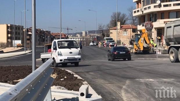 Тръби и кабели наклонили ново кръстовище във Варна
