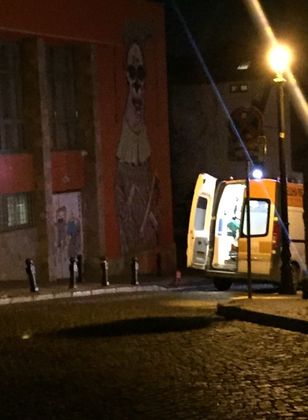 ИЗВЪНРЕДНО! 17-годишиен се покатери на покрива на Драмата и се преби! Потрошен е!