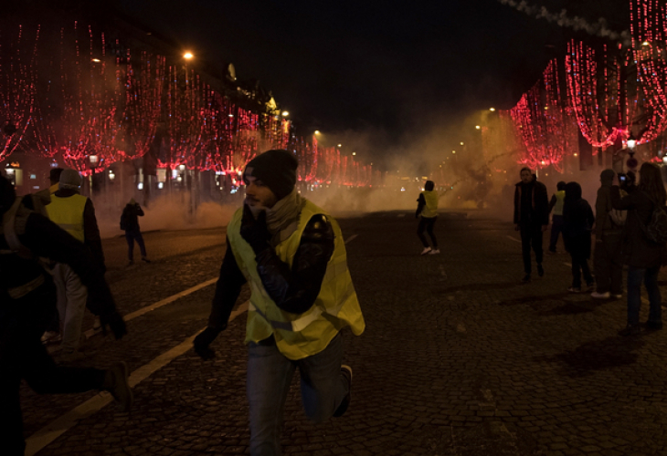 Влюбени направиха немислимото по време на протеста в Париж