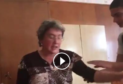 ВИДЕО: Гамени блъскат, дърпат и затискат със столове българска учителка в наше школо!