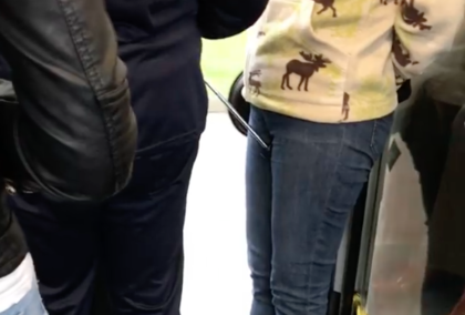 (ВИДЕО 18+) Хард еротика в софийския градски транспорт! Мъж търка дръжката на чадър в интимните части на жена! Тя не трепна, нито от удоволствие, нито за да се възпротиви!