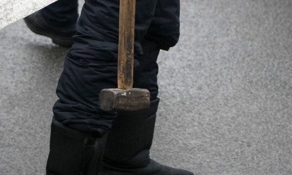Мъж с чук преби две жени, крещейки "Аллах Акбар"
