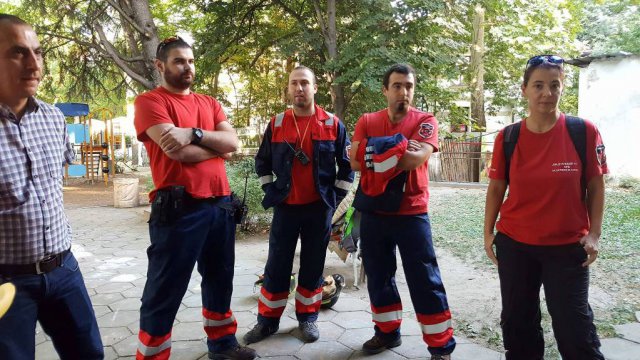 Доброволци от „Пловдив 112” гасят пожара над Красново