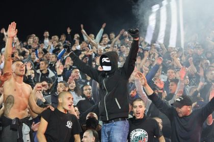 Полиция ескортира