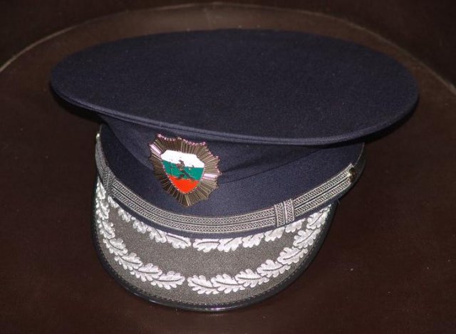 Хващат беглец от правосъдието с крадена полицейска шапка