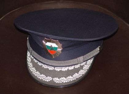 Хващат беглец от правосъдието с крадена полицейска шапка