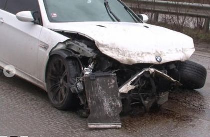 Зверско: BMW стана на пита в мантинела и бус