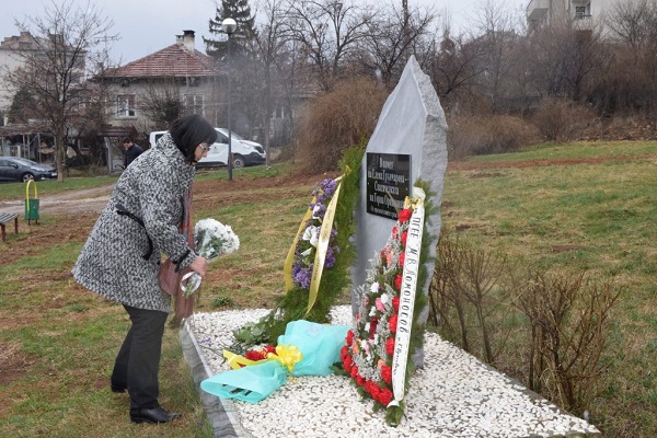 Велико Търново: Жителите на Горна Оряховица се преклониха пред паметта на Елена Грънчарова – Спасителката на града