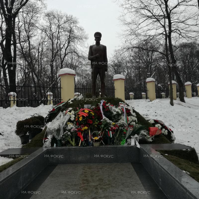 Навършва се една година, откакто по инициатива на Красимир Узунов в двора на Военна академия „Г. С. Раковски“ бе открит и осветен паметник на полк. Борис Дрангов