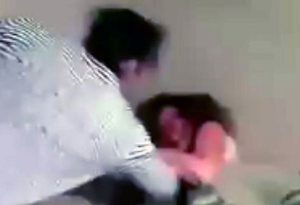 Разярен съпруг преби брутално жена си и нейния любовник след като ги хвана в леглото (ВИДЕО 18+)