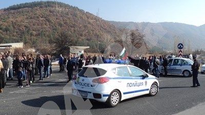Над 300 коли блокираха пътя за Гърция край Кърджали