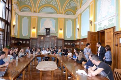 Студенти от ПУ на урок по електронно управление при зам.-кмета Стефан Стоянов