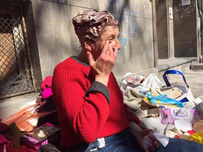 Захвърлената на улицата леля Гергана не иска в Бургас, иска у дома и близо до църквата (ВИДЕО)
