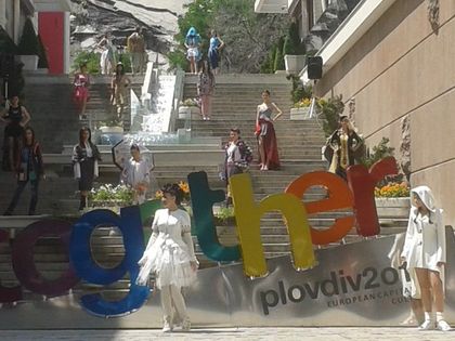 Зрелищно ревю на Главната спретнаха абитуриентки от „Ана Май“ СНИМКИ